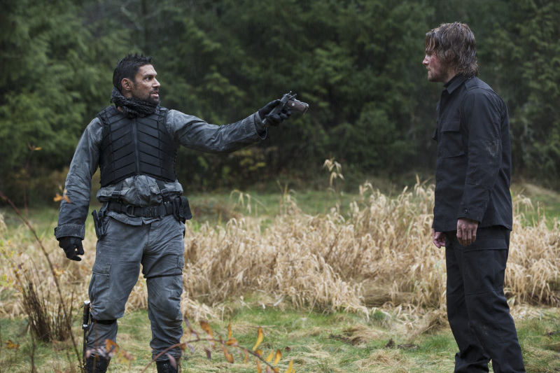 Still of Manu Bennett and Stephen Amell in Strele (2012)