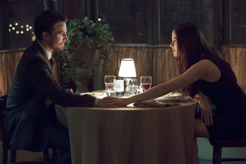 Still of Stephen Amell and Jessica De Gouw in Strele (2012)