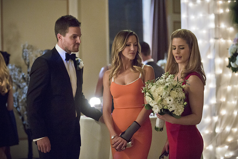 Still of Katie Cassidy, Stephen Amell and Emily Bett Rickards in Strele (2012)