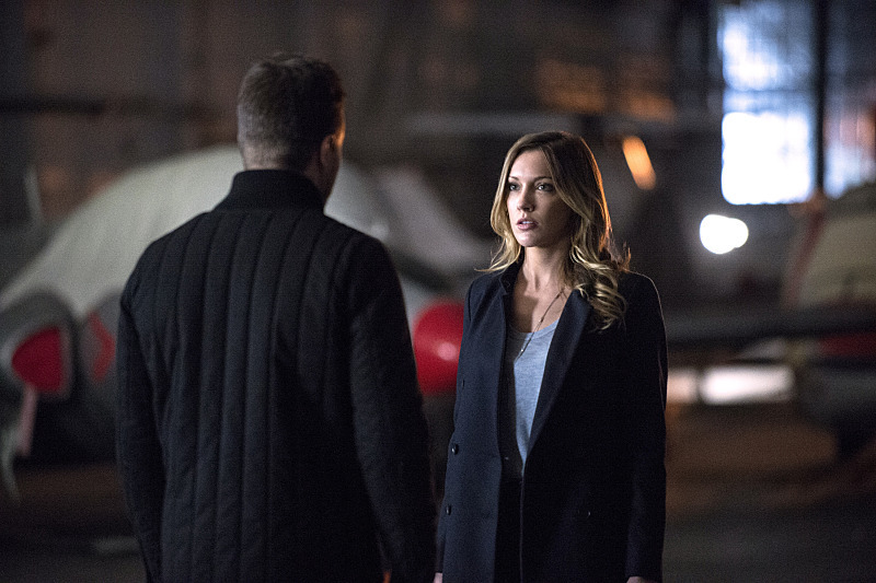 Still of Katie Cassidy and Stephen Amell in Strele (2012)