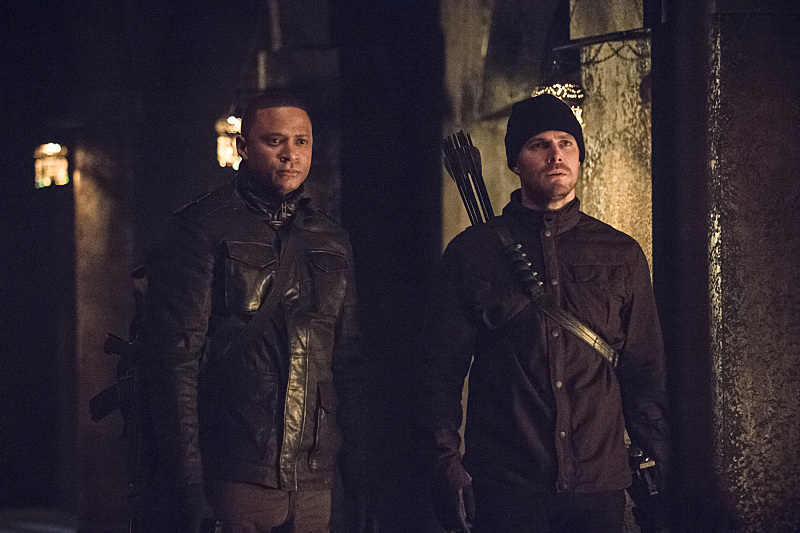 Still of David Ramsey and Stephen Amell in Strele (2012)