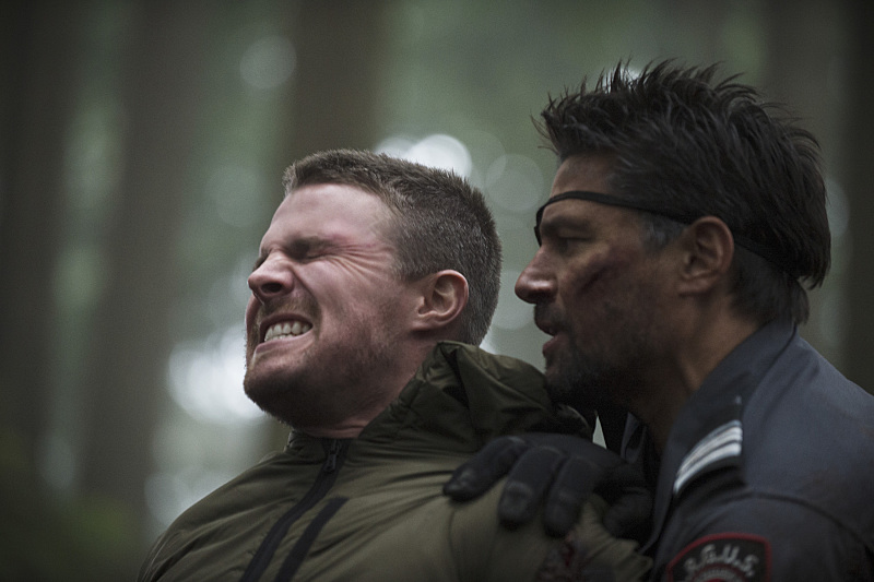 Still of Manu Bennett and Stephen Amell in Strele (2012)