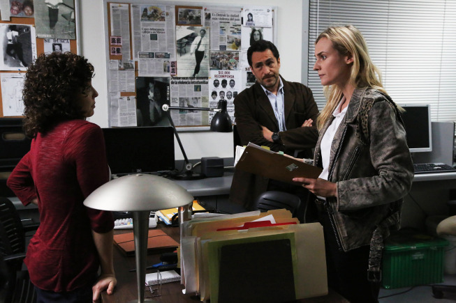 Still of Demian Bichir, Diane Kruger and Ellie Araiza in The Bridge (2013)