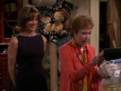 Still of Carol Burnett and Wendie Malick in Hot in Cleveland (2010)