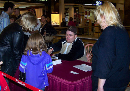 Scott signing autographs - Southpark Mall Concert, Strongsville, OH, 11-13-05!