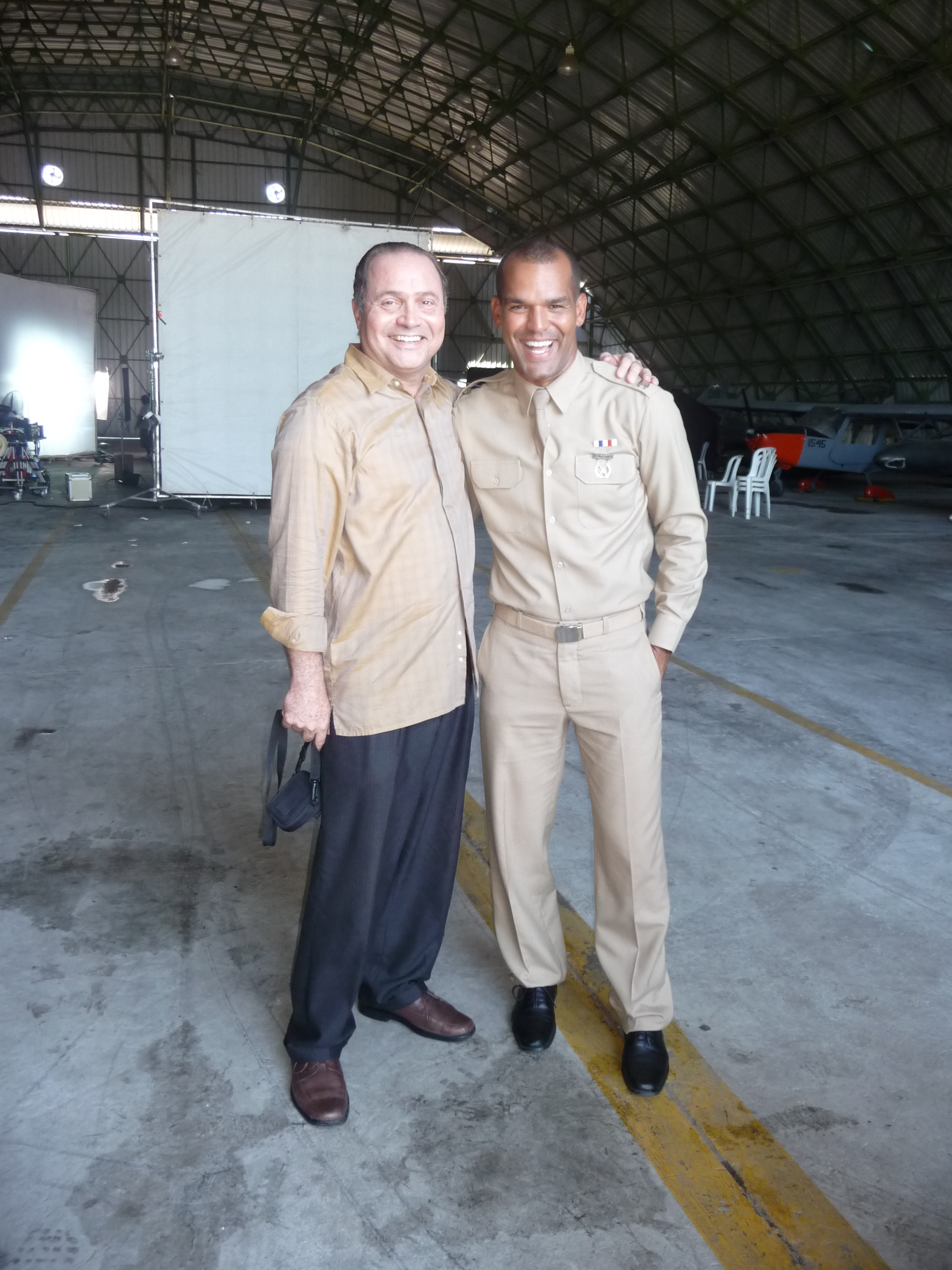 Mario Lebron y Amauri Nolasco, en el set de Kill the dictator (El teniente Amado)