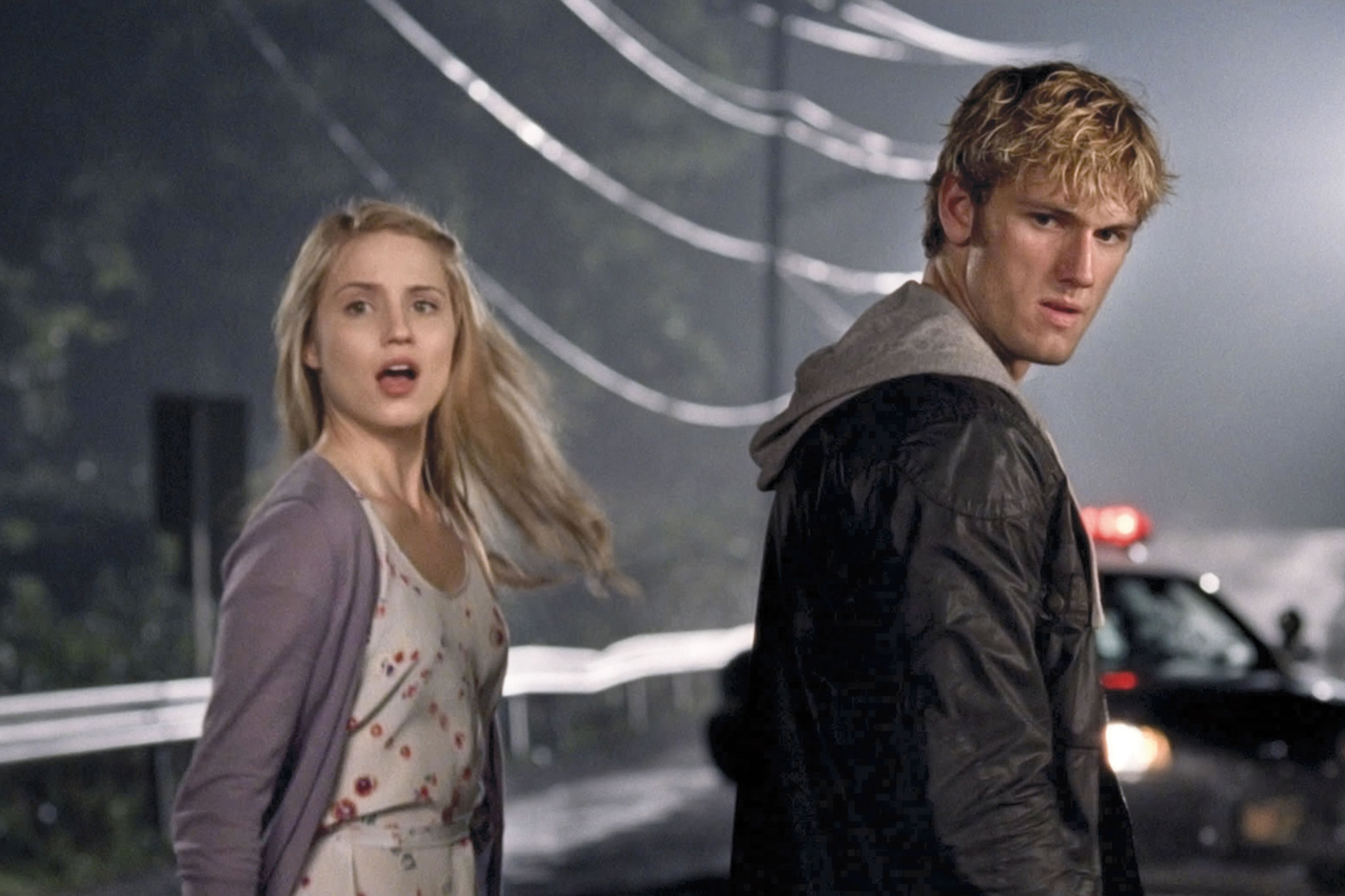 Still of Alex Pettyfer and Dianna Agron in Mano numeris ketvirtas (2011)