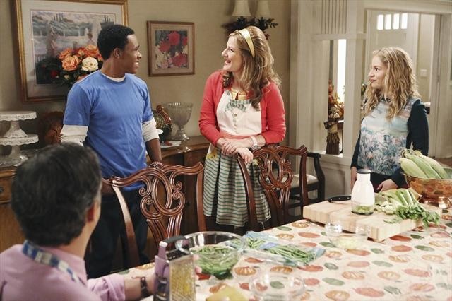 Still of Ana Gasteyer, Maestro Harrell and Allie Grant in Suburgatory (2011)