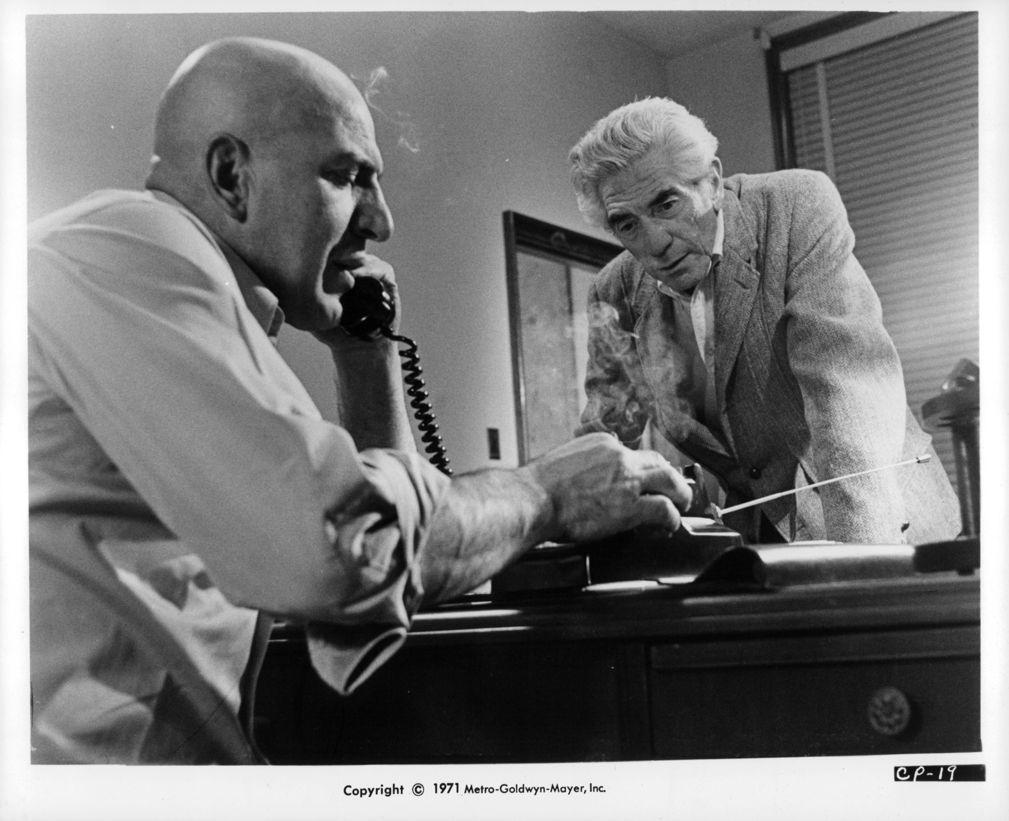 Still of Telly Savalas and John Marley in L'etrusco uccide ancora (1972)