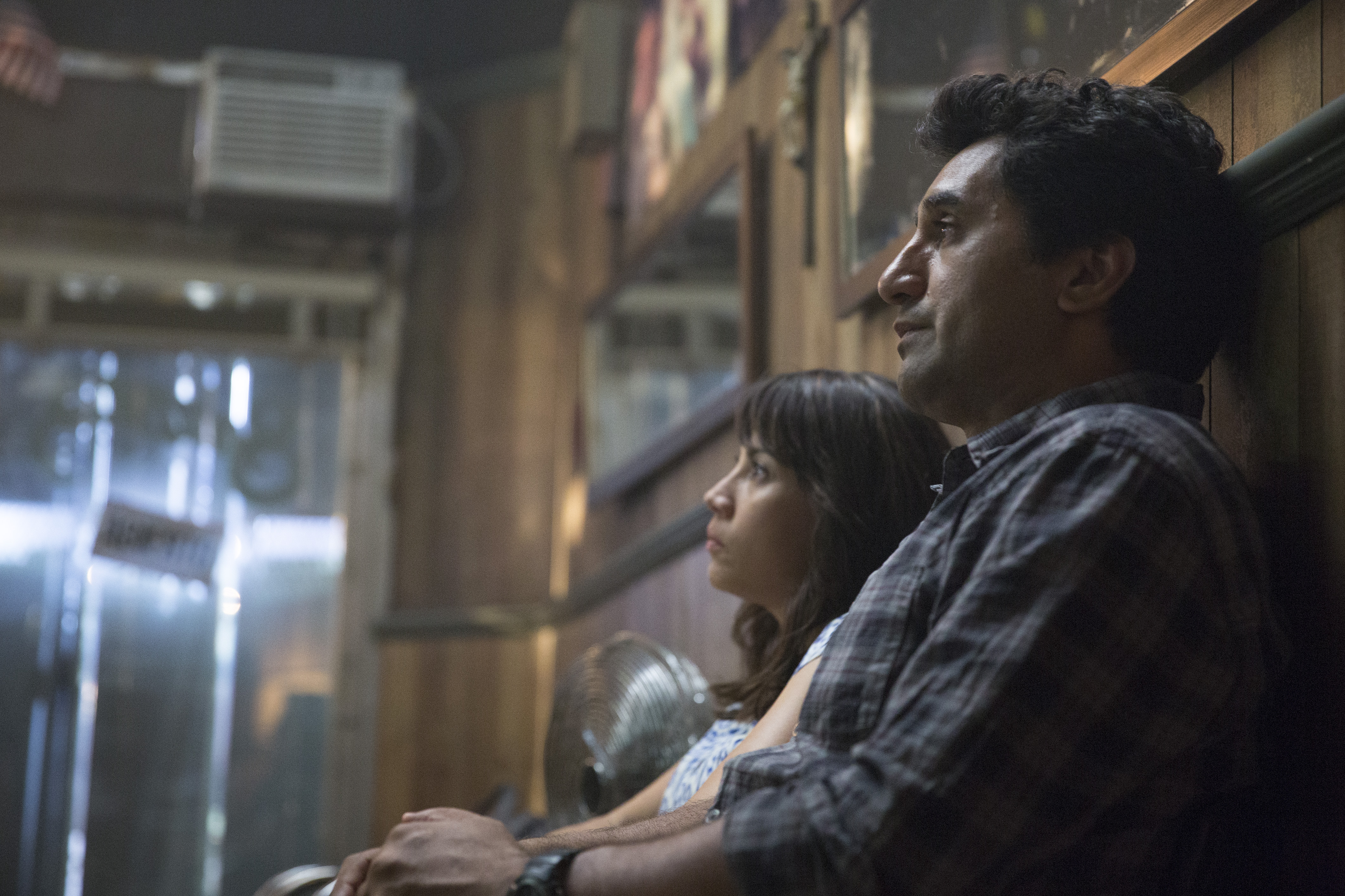 Still of Cliff Curtis and Elizabeth Rodriguez in Fear the Walking Dead (2015)