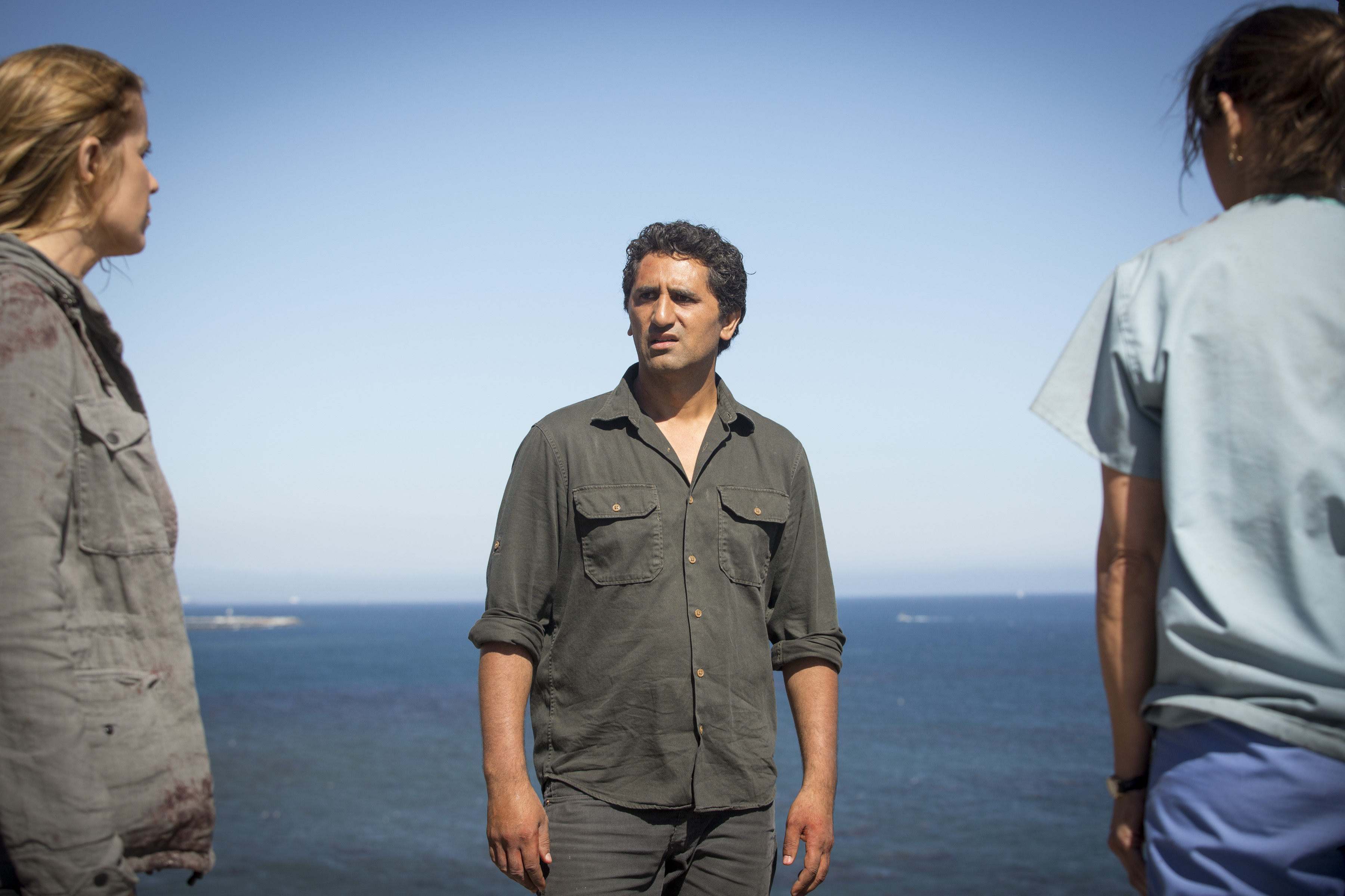 Still of Cliff Curtis, Kim Dickens and Elizabeth Rodriguez in Fear the Walking Dead (2015)