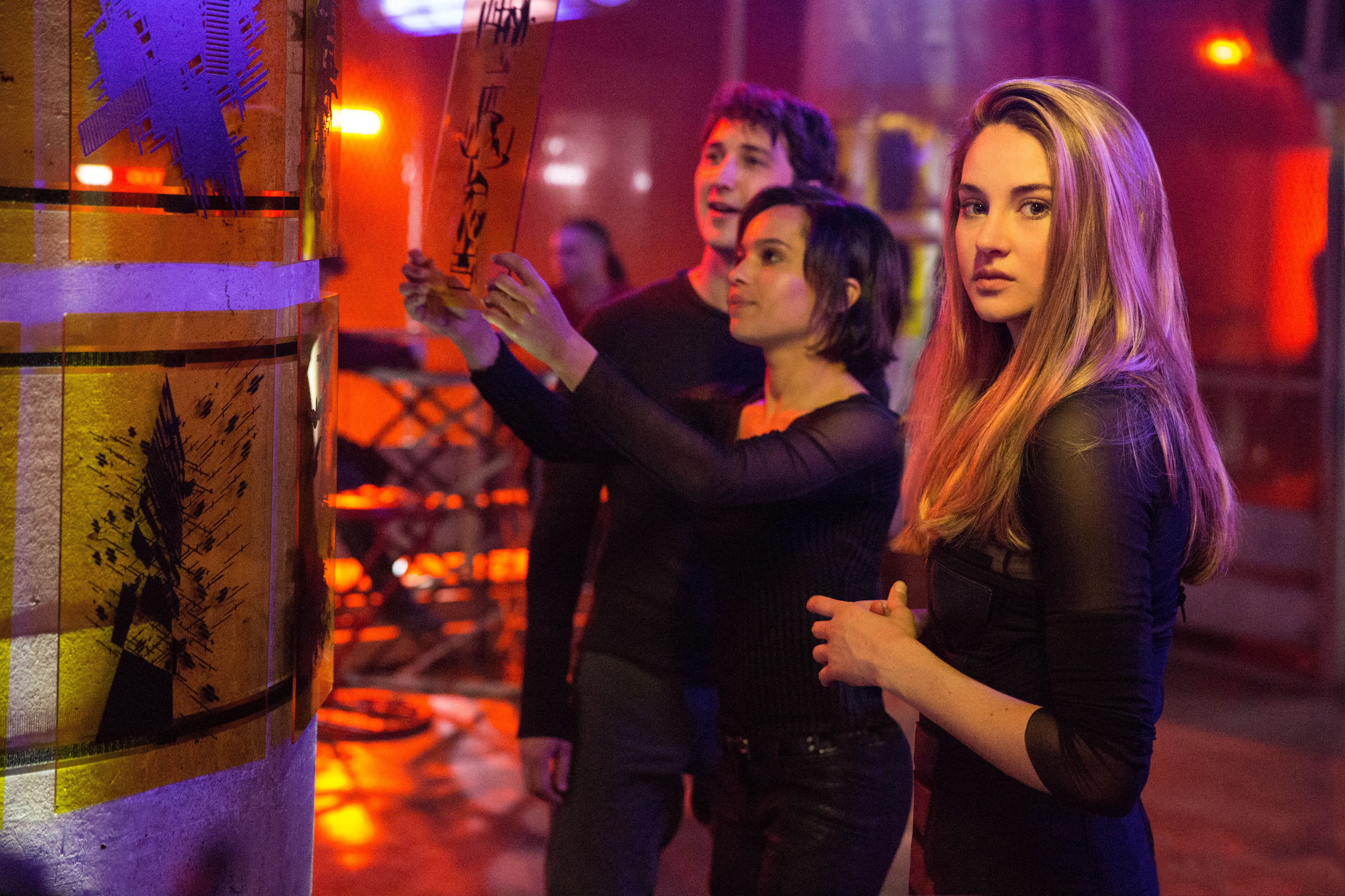 Still of Shailene Woodley, Miles Teller and Zoë Kravitz in Divergente (2014)