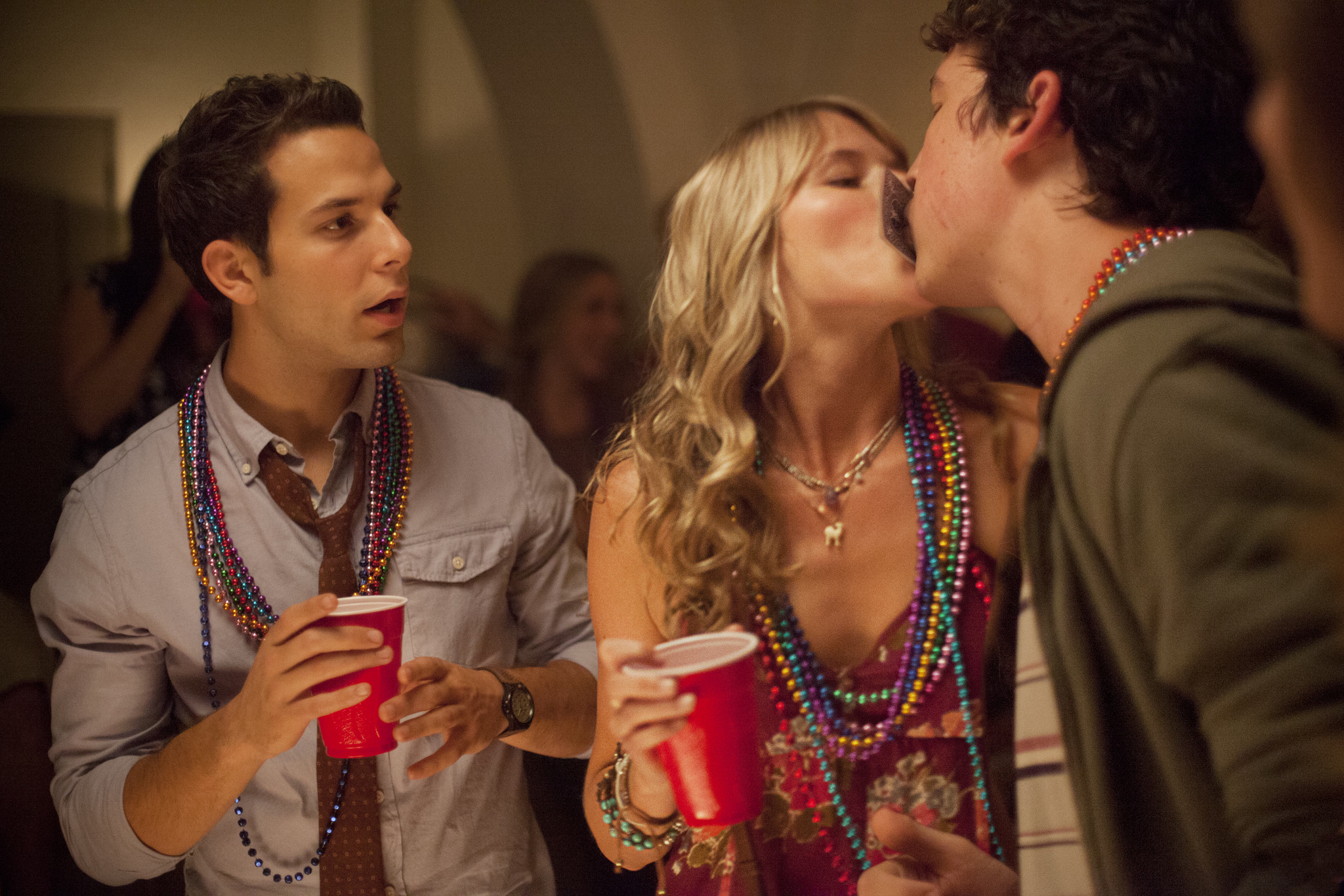 Still of Sarah Wright, Miles Teller and Skylar Astin in Gimtadienis (2013)