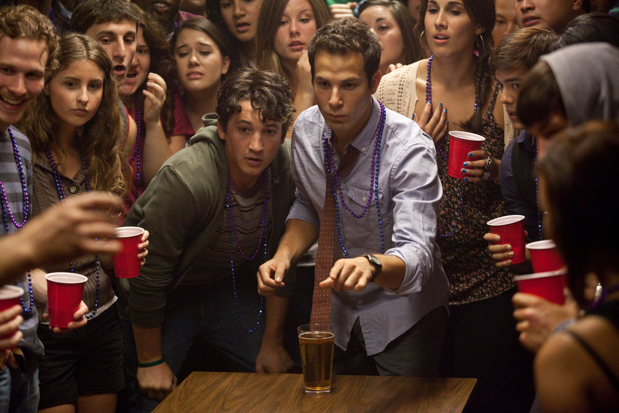 Still of Miles Teller and Skylar Astin in Gimtadienis (2013)