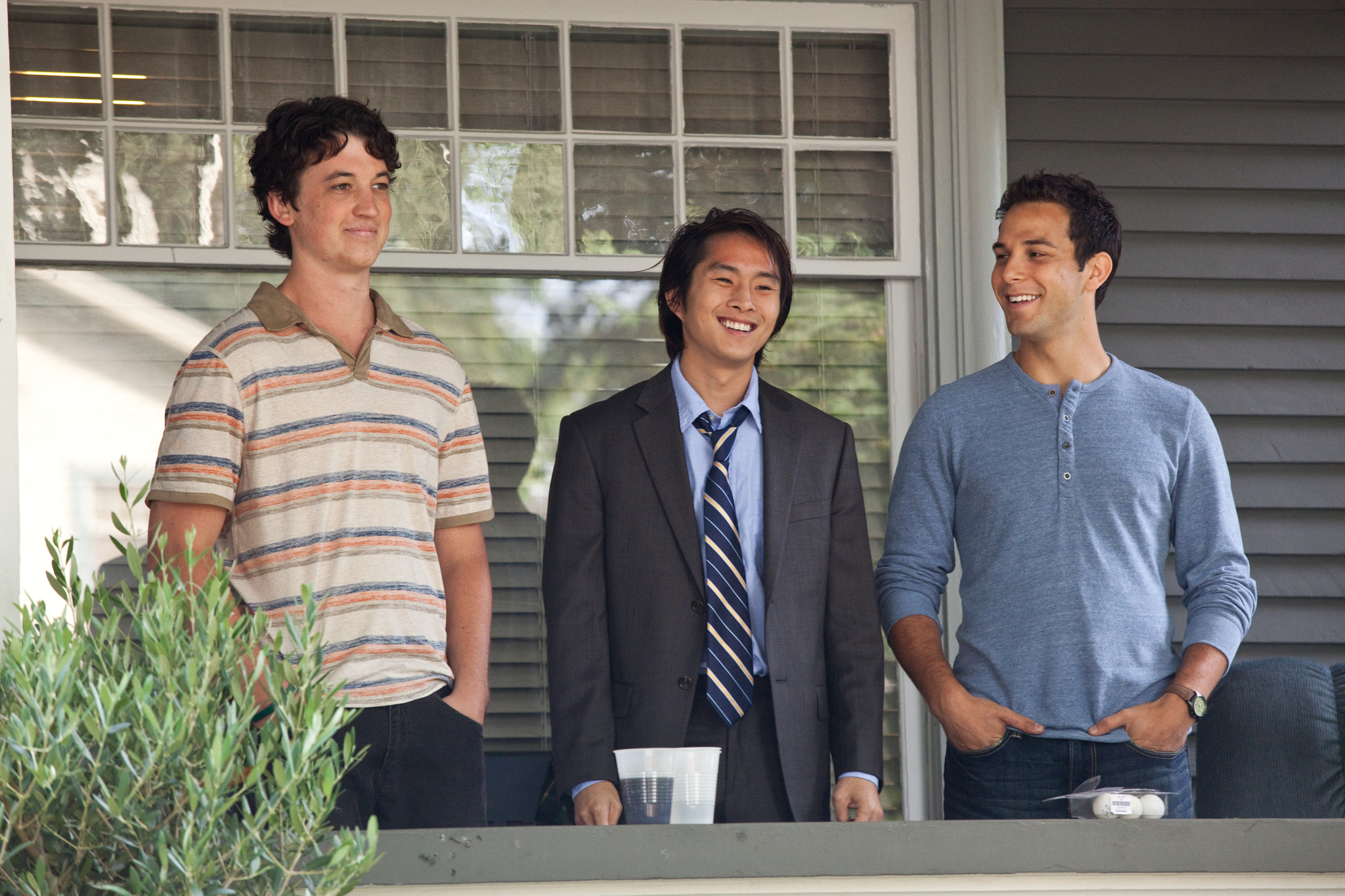 Still of Miles Teller, Justin Chon and Skylar Astin in Gimtadienis (2013)