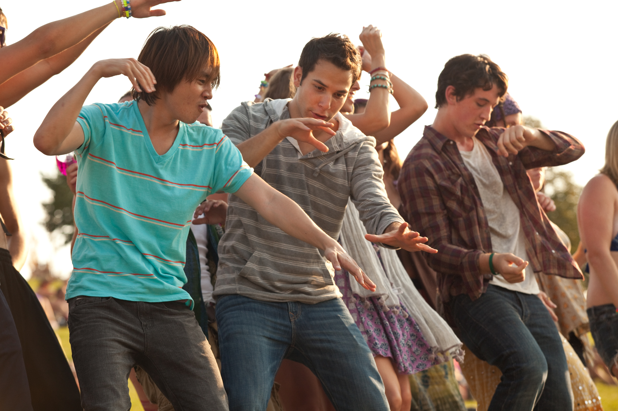 Still of Miles Teller, Justin Chon and Skylar Astin in Gimtadienis (2013)