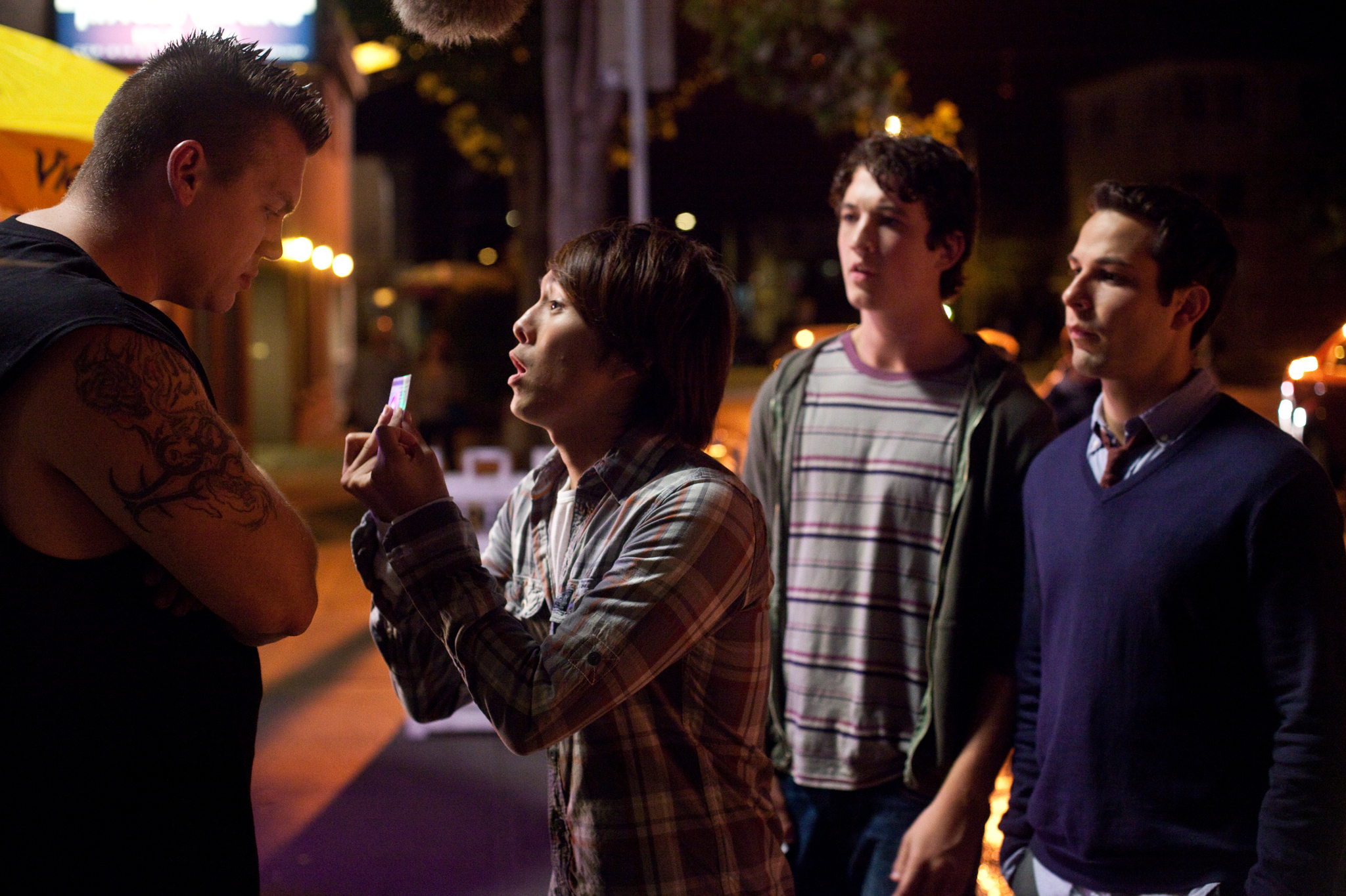 Still of Miles Teller, Justin Chon and Skylar Astin in Gimtadienis (2013)