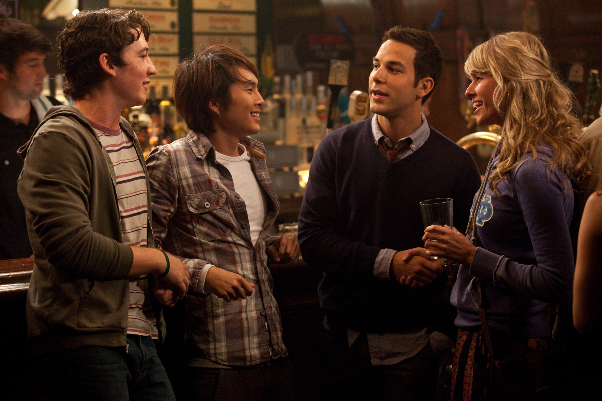 Still of Miles Teller, Justin Chon and Skylar Astin in Gimtadienis (2013)