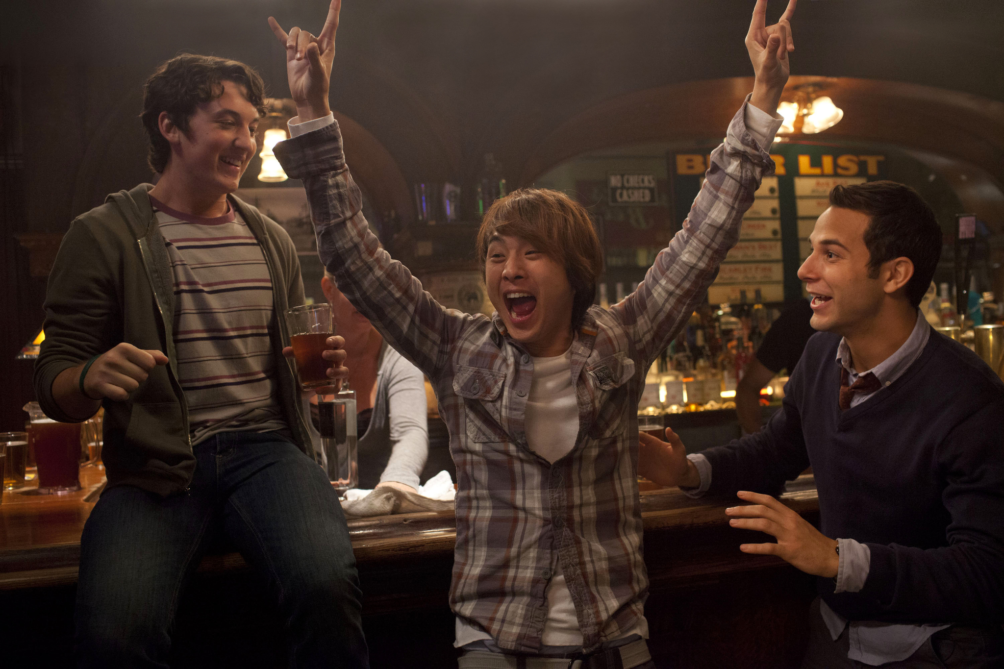 Still of Miles Teller, Justin Chon and Skylar Astin in Gimtadienis (2013)