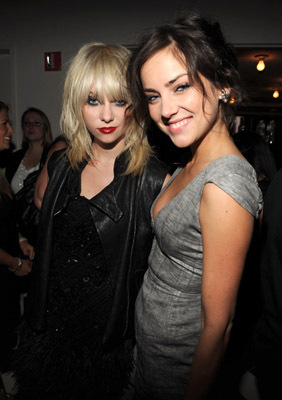 Taylor Momsen and Jessica Stroup
