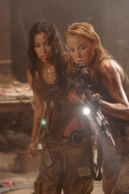 Still of Daniella Alonso and Jessica Stroup in Ir kalnai turi akis 2 (2007)