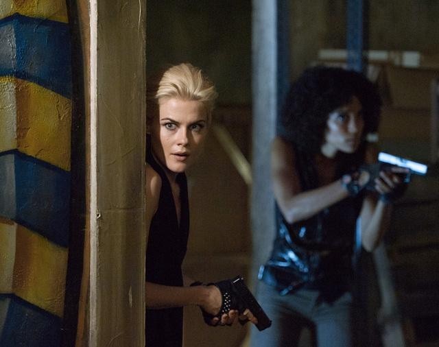 Still of Rachael Taylor and Annie Ilonzeh in Charlie's Angels (2011)