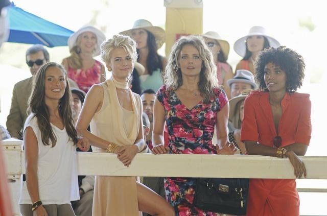 Still of Dina Meyer, Minka Kelly, Rachael Taylor and Annie Ilonzeh in Charlie's Angels (2011)