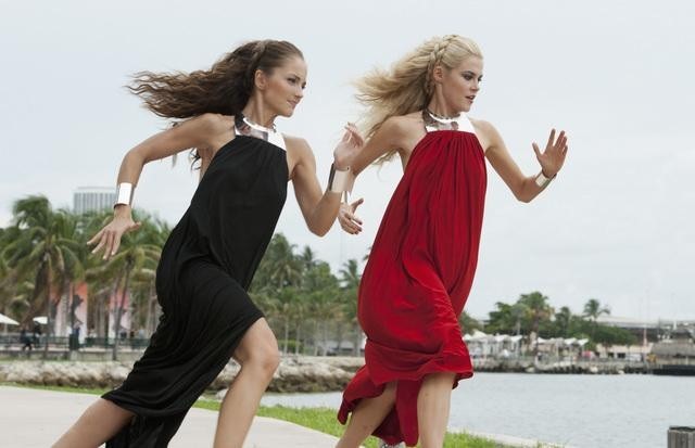 Still of Minka Kelly and Rachael Taylor in Charlie's Angels (2011)