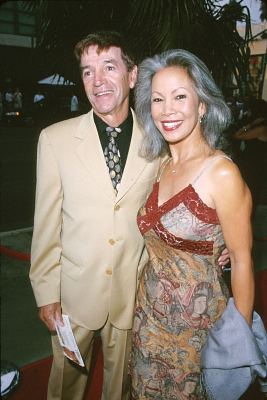 Tom Dreesen at event of My 5 Wives (2000)