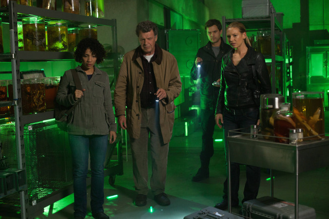 Still of Joshua Jackson, John Noble, Anna Torv and Jasika Nicole in Ties riba (2008)