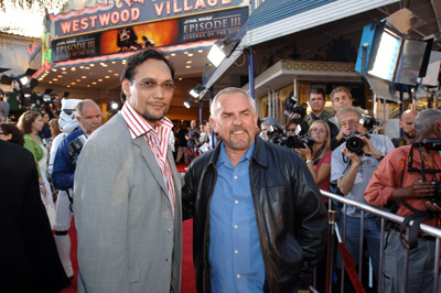 John Ratzenberger and Jimmy Smits at event of Zvaigzdziu karai. Situ kerstas (2005)