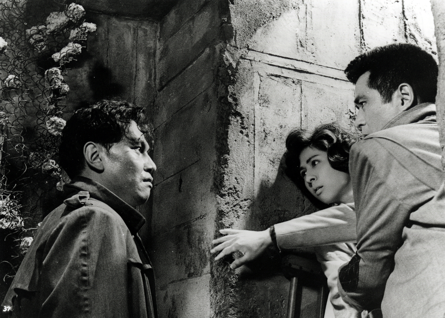 Still of Toshirô Mifune, Kyôko Kagawa and Takeshi Katô in Warui yatsu hodo yoku nemuru (1960)