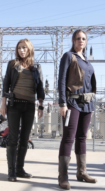 Still of Dichen Lachman and Miracle Laurie in Leliu namai (2009)