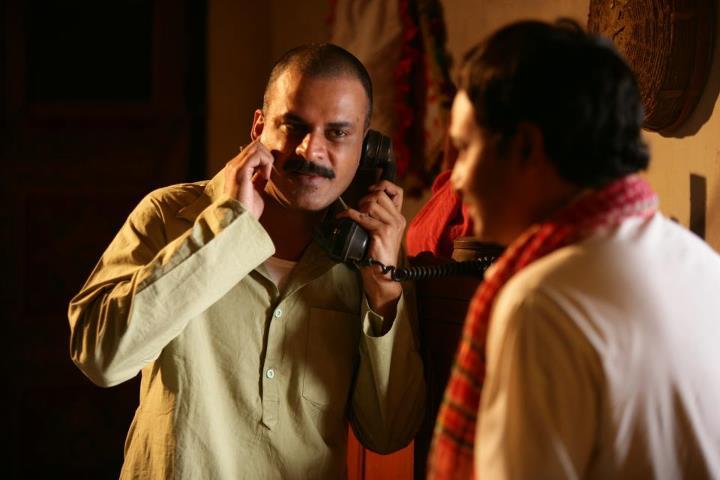 Still of Manoj Bajpayee and Piyush Mishra in Gangs of Wasseypur (2012)