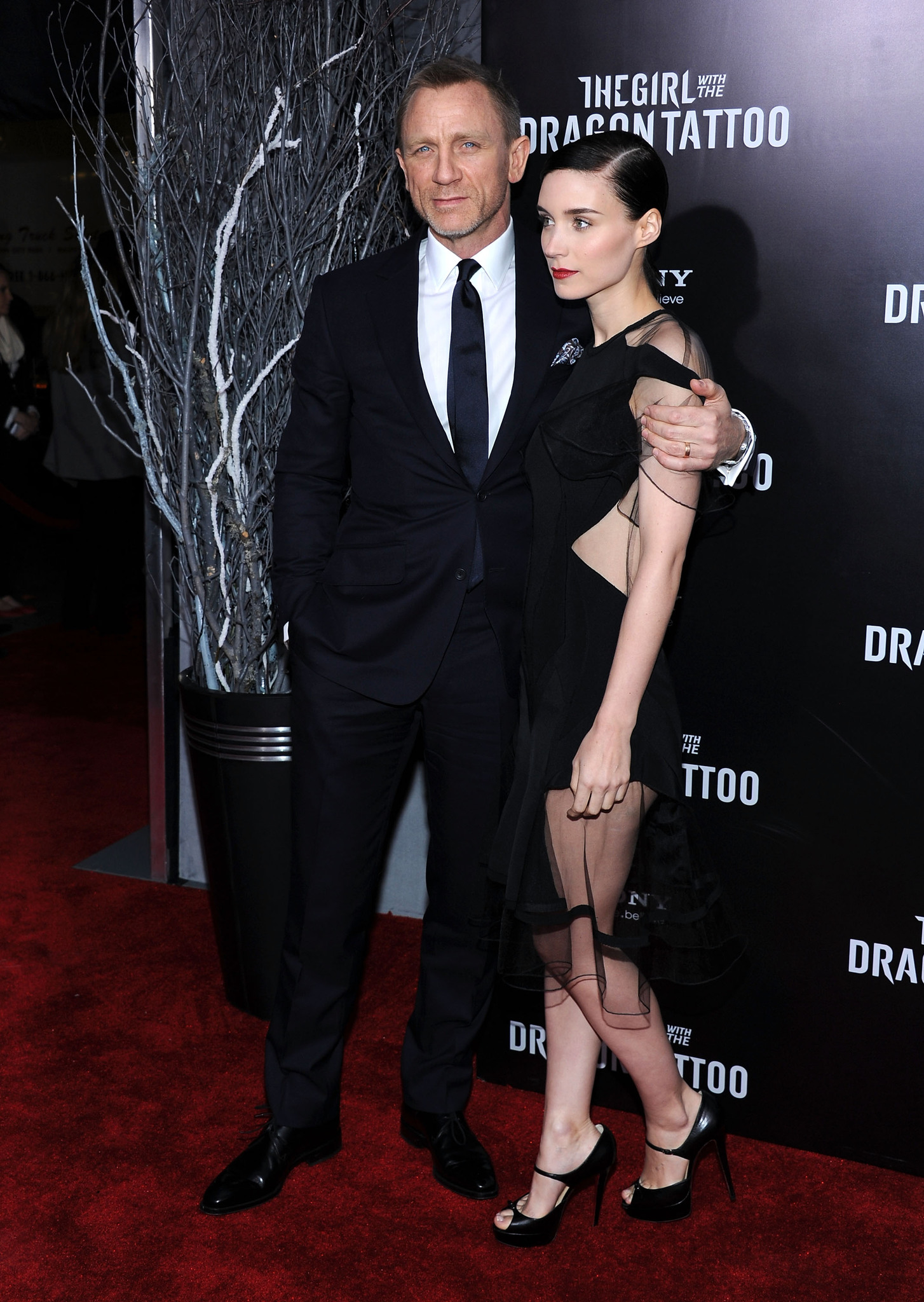 Daniel Craig and Rooney Mara at event of Mergina su drakono tatuiruote (2011)