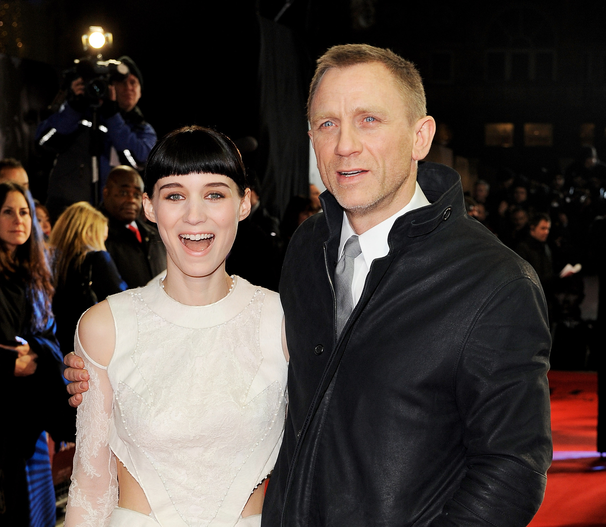 Daniel Craig and Rooney Mara at event of Mergina su drakono tatuiruote (2011)