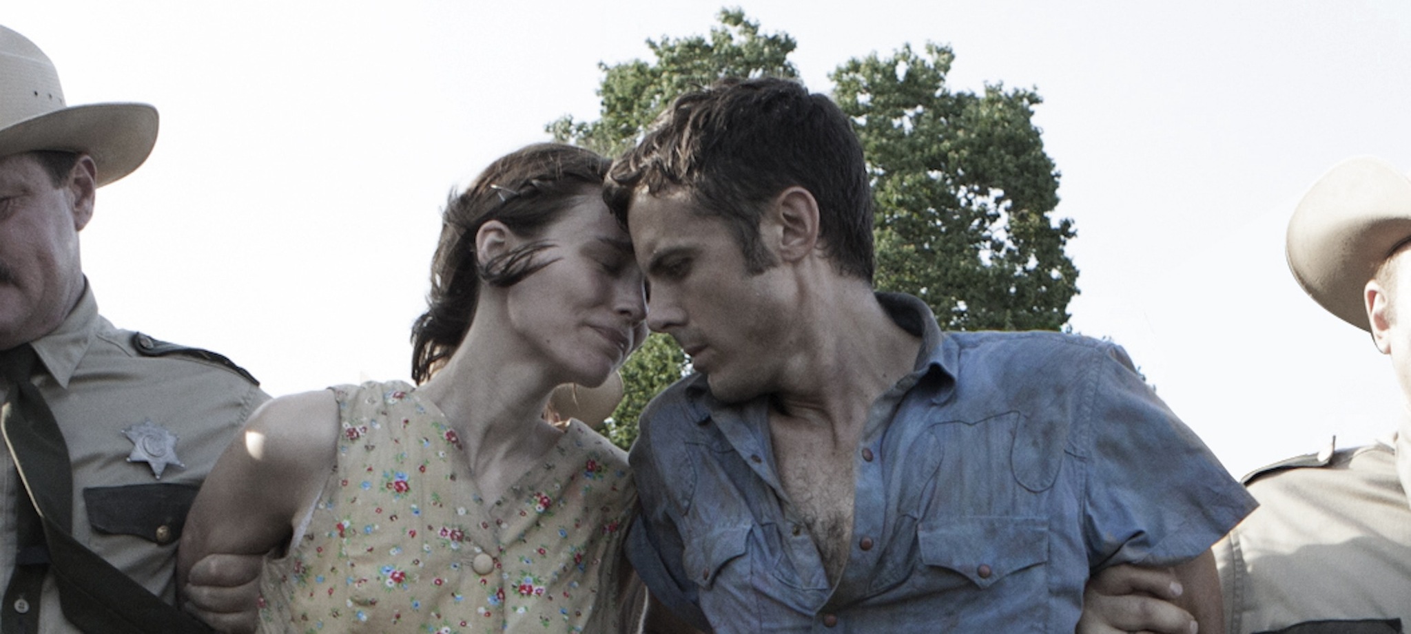 Still of Casey Affleck and Rooney Mara in Ain't Them Bodies Saints (2013)