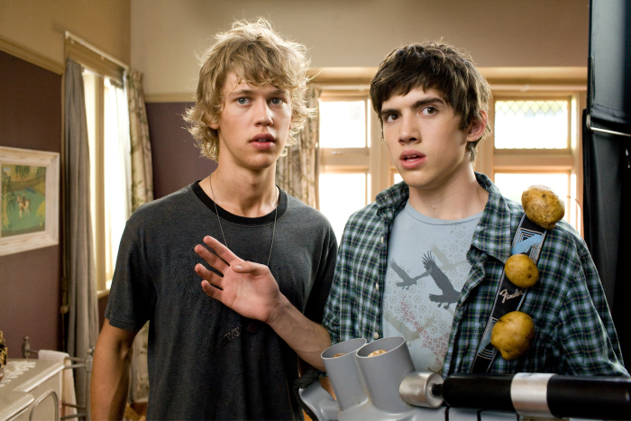 Still of Carter Jenkins and Jake Pearson in Aliens in the Attic (2009)