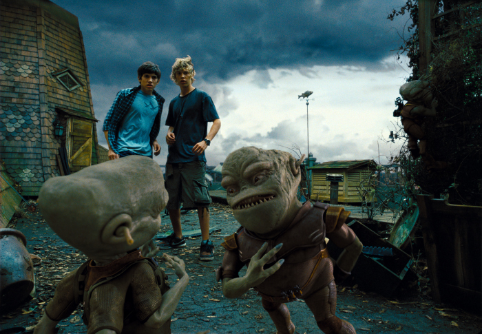 Still of Carter Jenkins and Jake Pearson in Aliens in the Attic (2009)