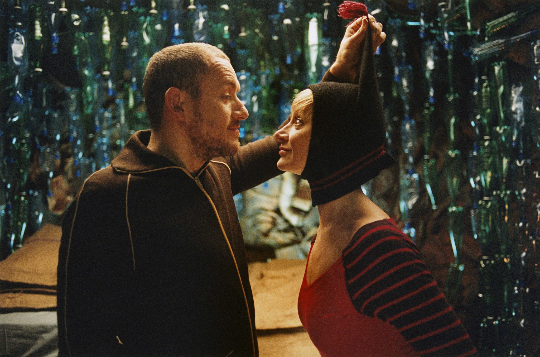 Still of Dany Boon and Julie Ferrier in Micmacs à tire-larigot (2009)