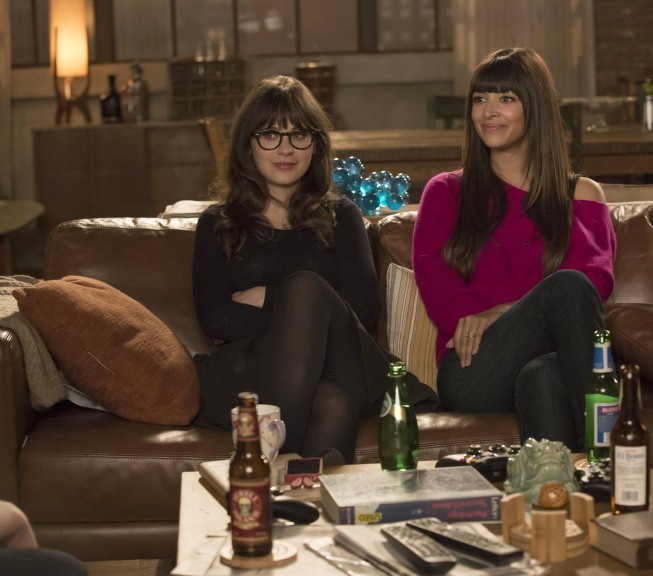 Still of Zooey Deschanel and Hannah Simone in New Girl (2011)