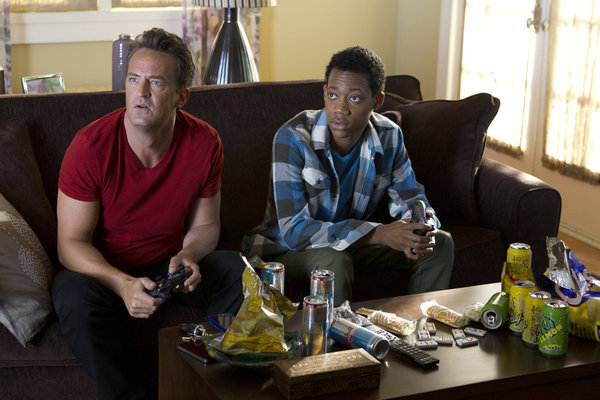 Still of Matthew Perry and Tyler James Williams in Go On: Videogame, Set, Match (2012)