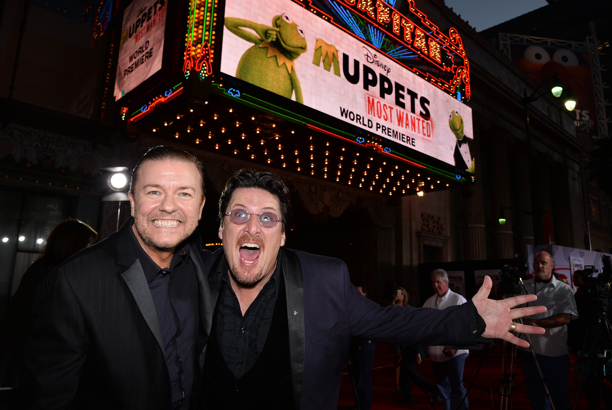 Bill Barretta and Ricky Gervais at event of Muppets Most Wanted (2014)