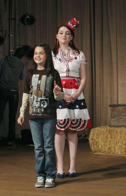 Still of Jennifer Stone and Bailee Madison in Wizards of Waverly Place (2007)