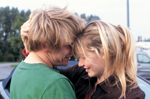 Still of Jérémie Renier and Déborah François in L'enfant (2005)