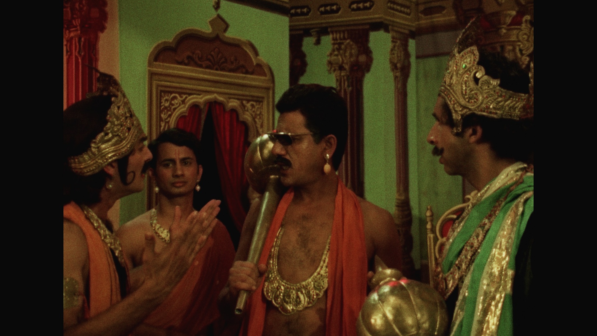 Still of Om Puri and Naseeruddin Shah in Jaane Bhi Do Yaaro (1983)