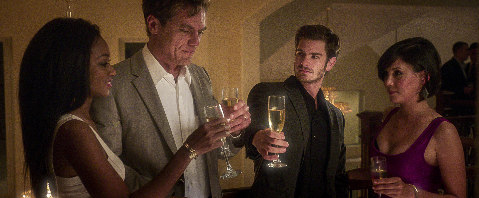 Still of Michael Shannon and Andrew Garfield in 99 Homes (2014)