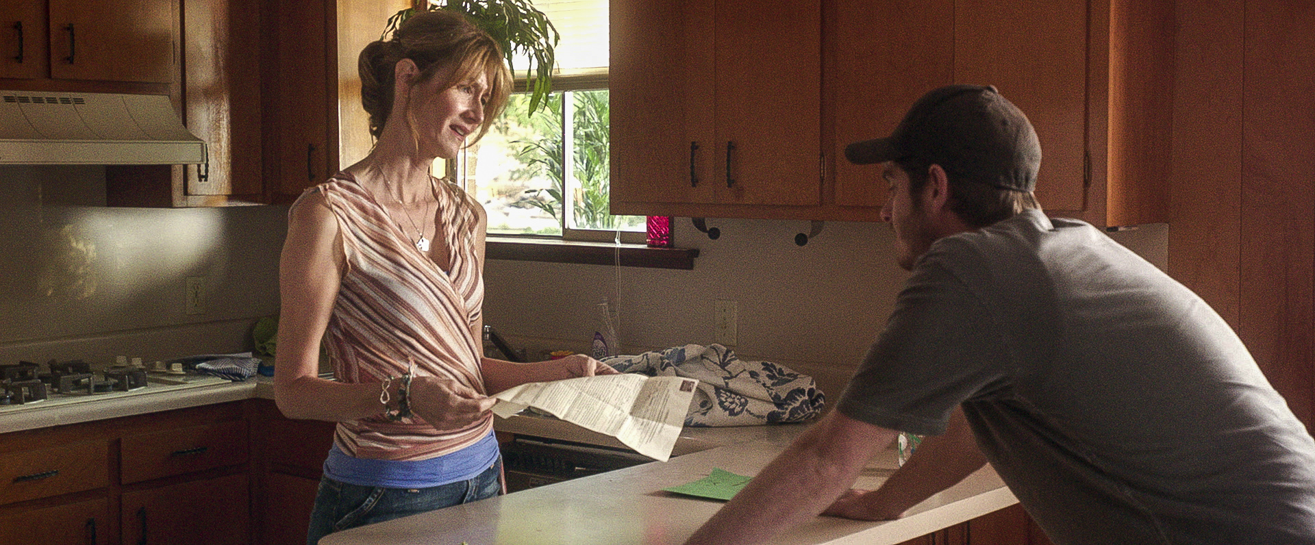 Still of Laura Dern and Andrew Garfield in 99 Homes (2014)