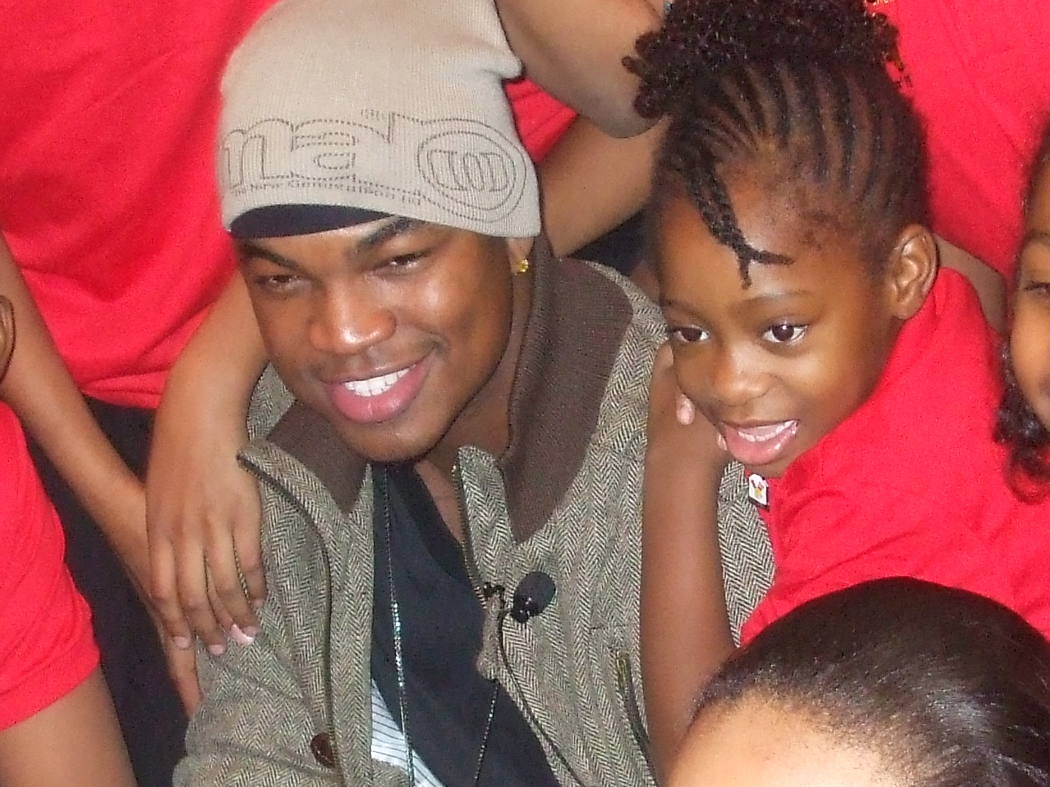 Akiya poses with Neyo at the McDonalds Children's Day-2007 Sang 