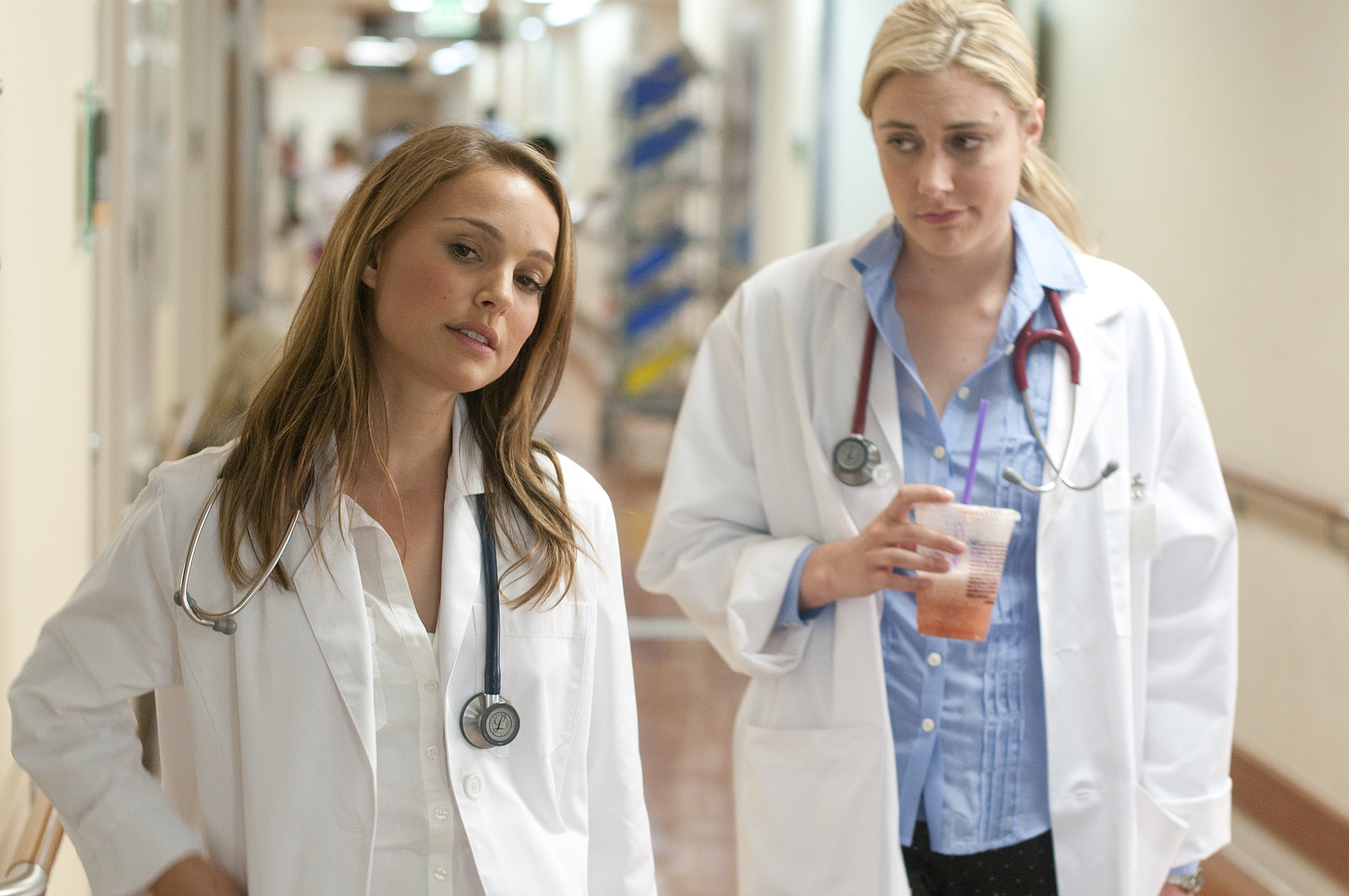 Still of Natalie Portman and Greta Gerwig in Be isipareigojimu (2011)